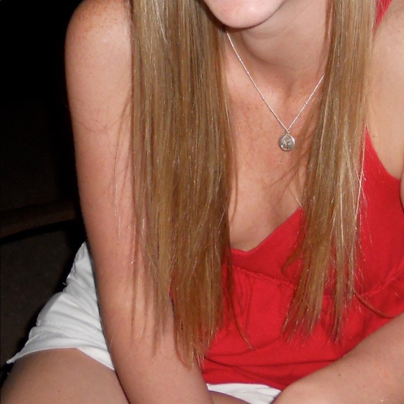 Low-cut Red Top - Picture 5 of 5